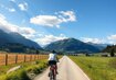 Fahrradfahrerin, Rad, Feld | © (c) Midjourney_Fahrradfahrerin