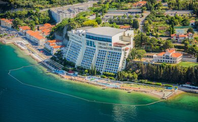 Hotel, Meer, Bäume | © Panorama_Bernardin_resort3_Jaka_Ivancic_2017