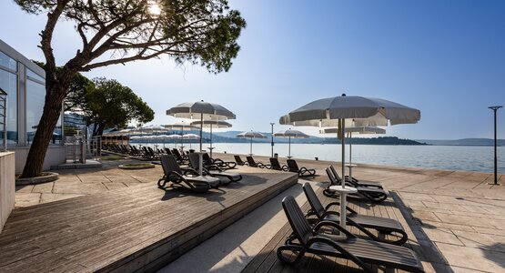 Meer, Sonnenschirme, Baum  | © Beach_01_HH_portoroz_Foto_BorDobrin_0723