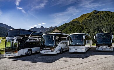 Berge, Blauer Himmel, Bäume | © Busse