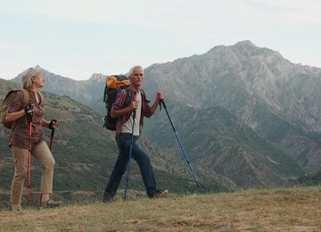 Wanderer, Berg, Wiese | © shutterstock_1159090963