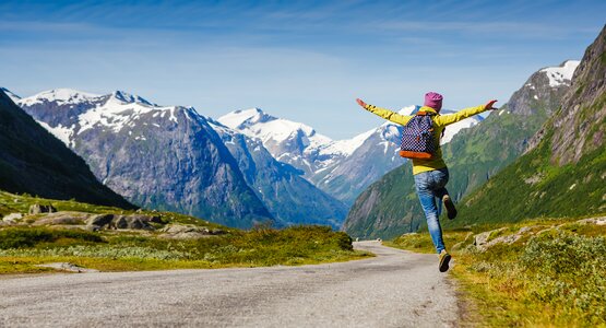 Frau, Berge, Straße | ©  (c) Olga Danylenko_Shutterstock