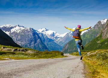 Frau, Berge, Straße | ©  (c) Olga Danylenko_Shutterstock