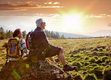 Wanderpaar, Stein, Sonnenuntergang | © shutterstock_151661894