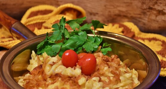 Käsespätzle,zwiebel,tomate | © (c) Pixabay von RitaE_Käsespätzle