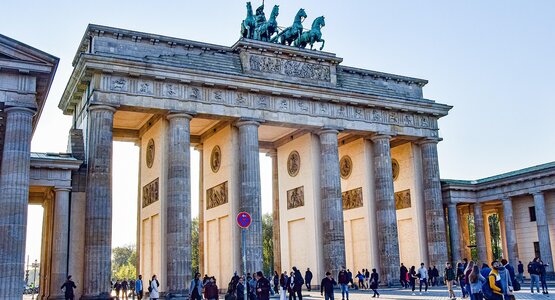 Brandenburgertor, Menschen,Straße | © brand-front-of-the-brandenburg-gate-5117579_1280 (c) Pixabay