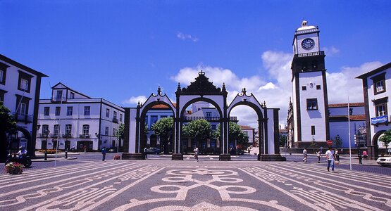 Häuser,blauer Himmel, Mosaikstraße | © Ponta Delgada Portas da Cidade (c) Associacao de Turismo dos Acores.jpg