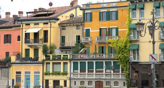 Peschiera del Garda Häuser Fassaden Hafen Gardasee Italien | © Andreas Lischka auf Pixabay