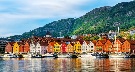 Häuserzeile Norwegen bunt Fjord | © shutterstock